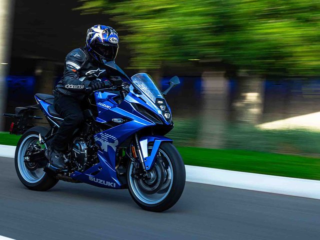 GSX800FRQM4_action_720