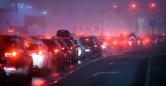 Mag je eigenlijk wel met je motor tussen de file door?