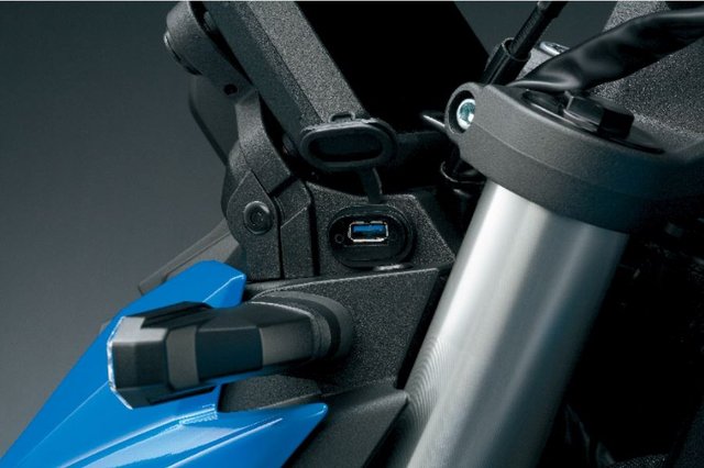 Suzuki_Motoren_comfort_accessoires_usb_aansluiting