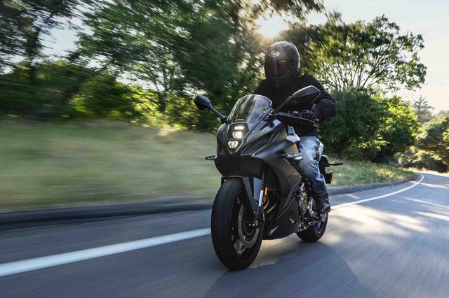GSX800FRQM4_action_110