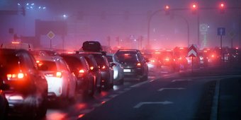 Mag je eigenlijk wel met je motor tussen de file door?