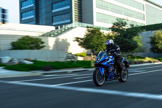 GSX800FRQM4_action_59