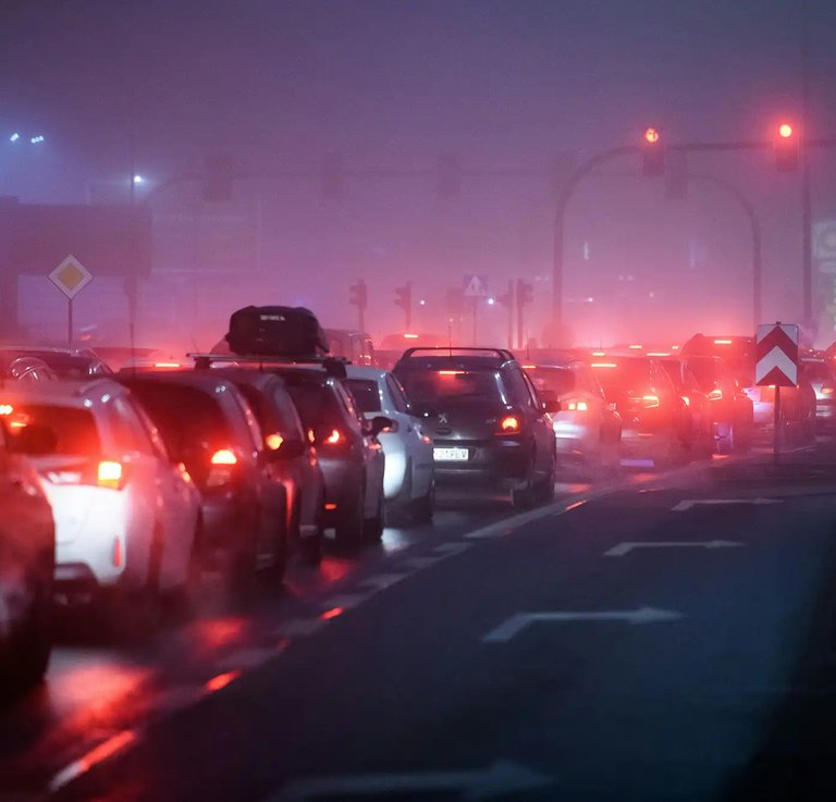 Mag je eigenlijk wel met je motor *tussen de file door*?