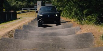 Suzuki e VITARA video: tot het uiterste getest